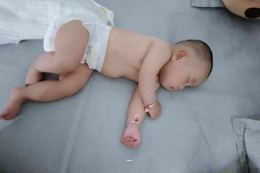 宝应县宝宝脚心出汗怎么回事